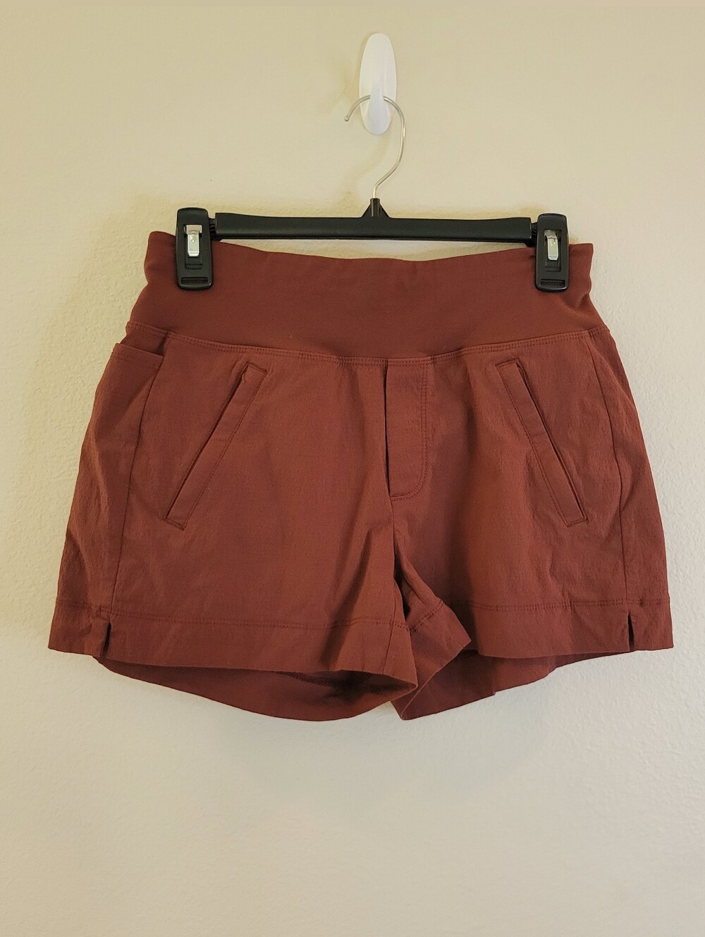 Athleta Trekkie North High-Waist Rust Shorts With Multiple Pockets Ladies 0.